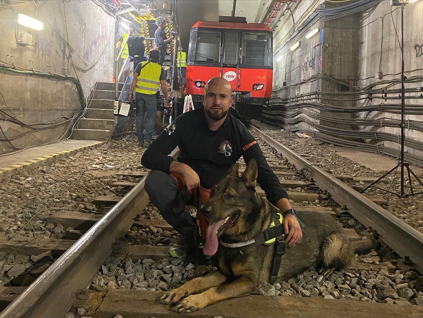 Nando Cañero sentado en las vías del metro con Danko durante el rodaje de Estación Rocafort