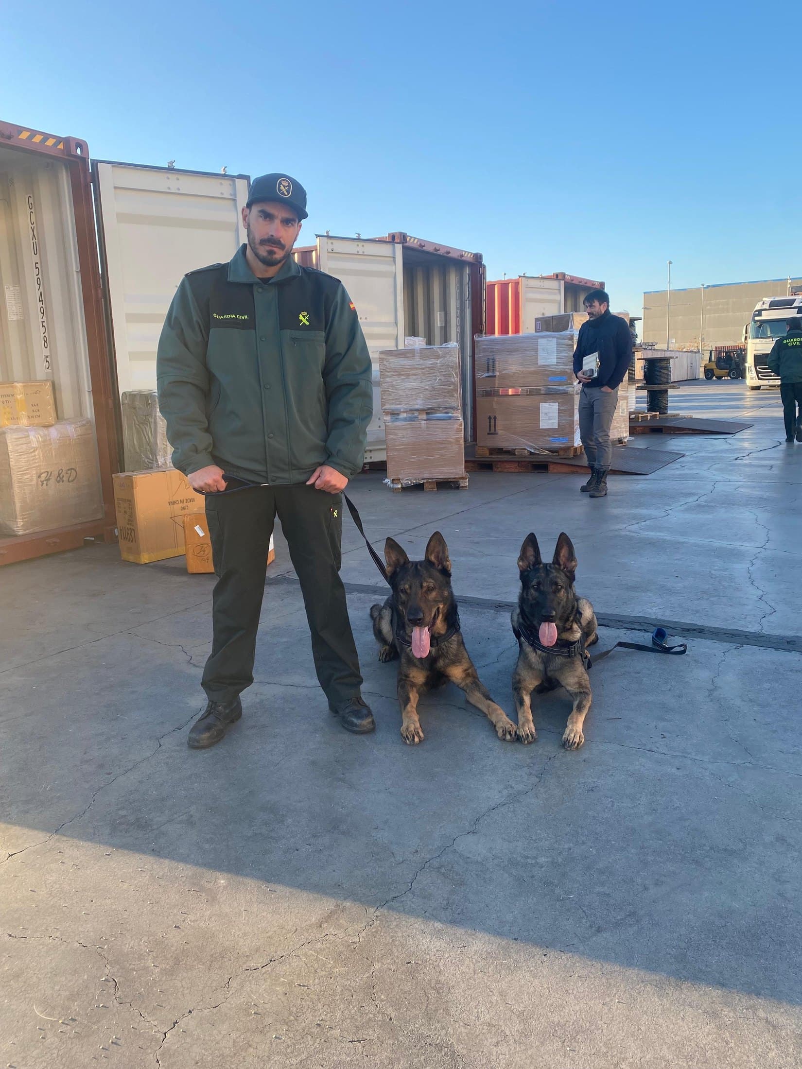 Nando Cañero caracteritzat de guàrdia civil amb Danko i Xena al port durant el rodatge de Mano de hierro