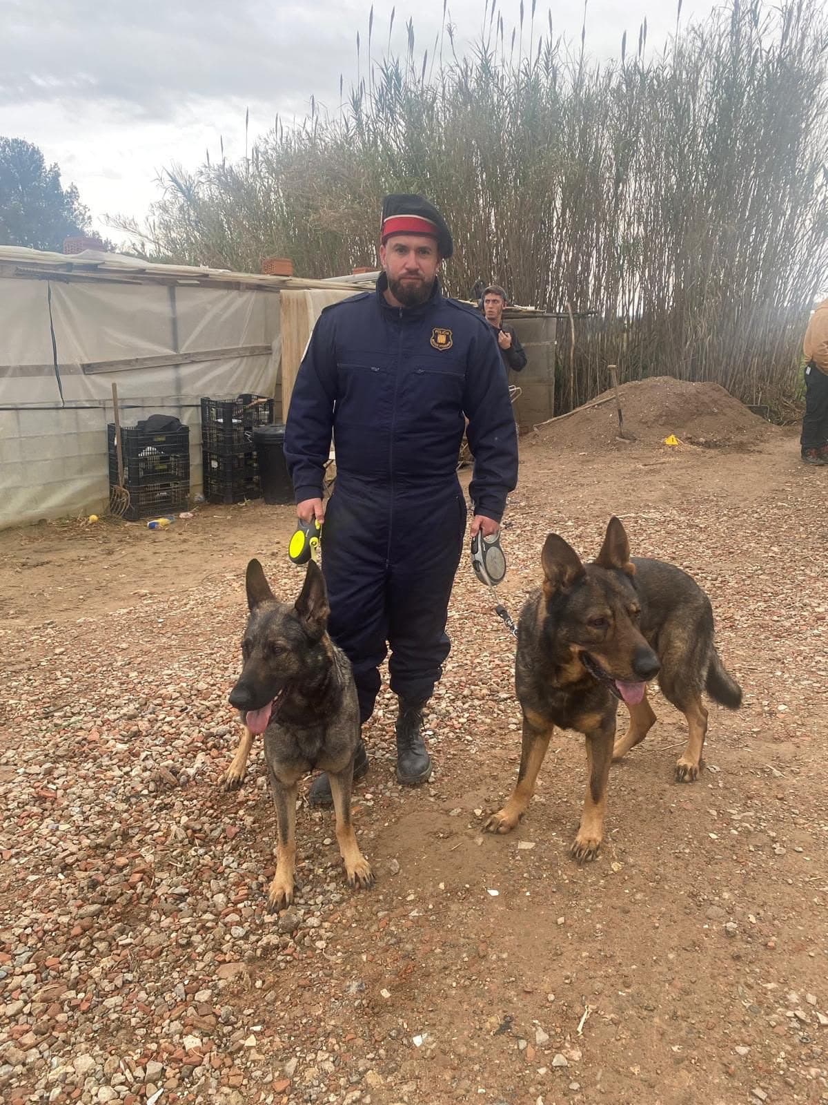 En Nando Cañero caracteritzat d'agent de policia amb en Danko i la Xena al rodatge de la sèrie 33 días