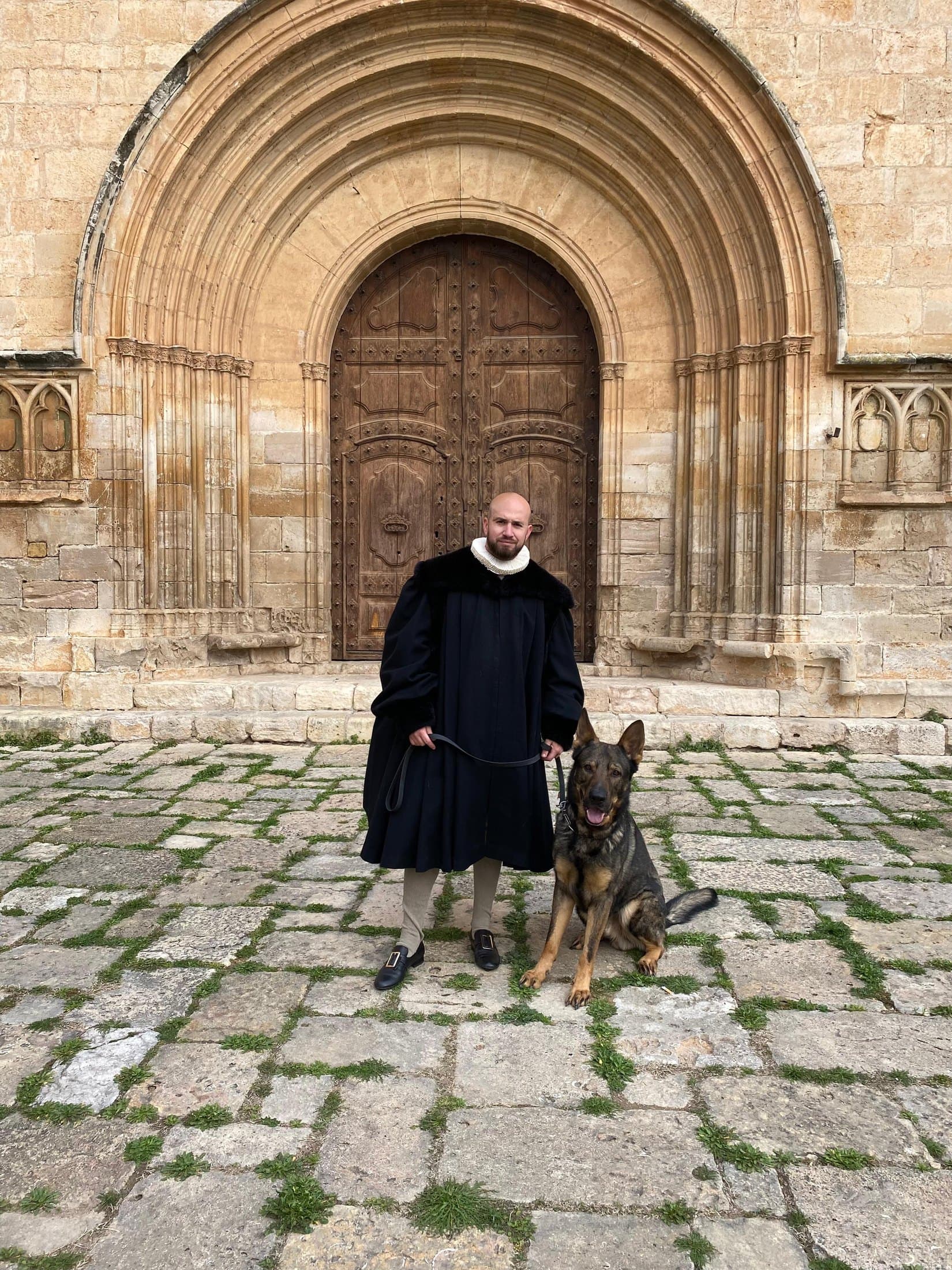 Nando Cañero amb vestit d'època al costat del seu gos davant la portada d'un monestir en el rodatge d'un anunci de Renault