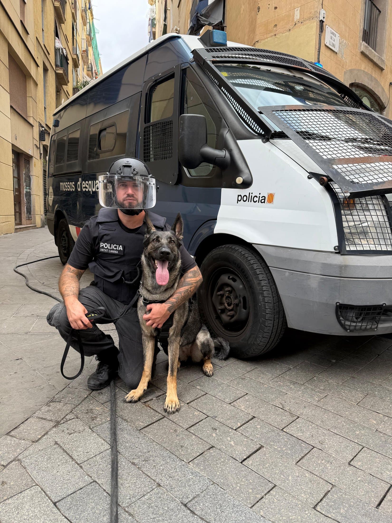 Nando Cañero caracterizado de agente de unidad canina con Xena junto a un furgón policial en el rodaje de Cronos