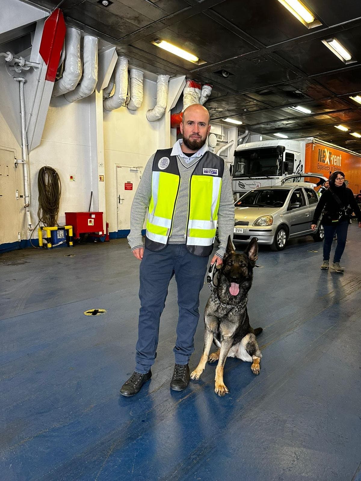 Nando Cañero caracteritzat de policia amb Xena a la bodega d'un ferri en el rodatge de Mallorca Confidencial
