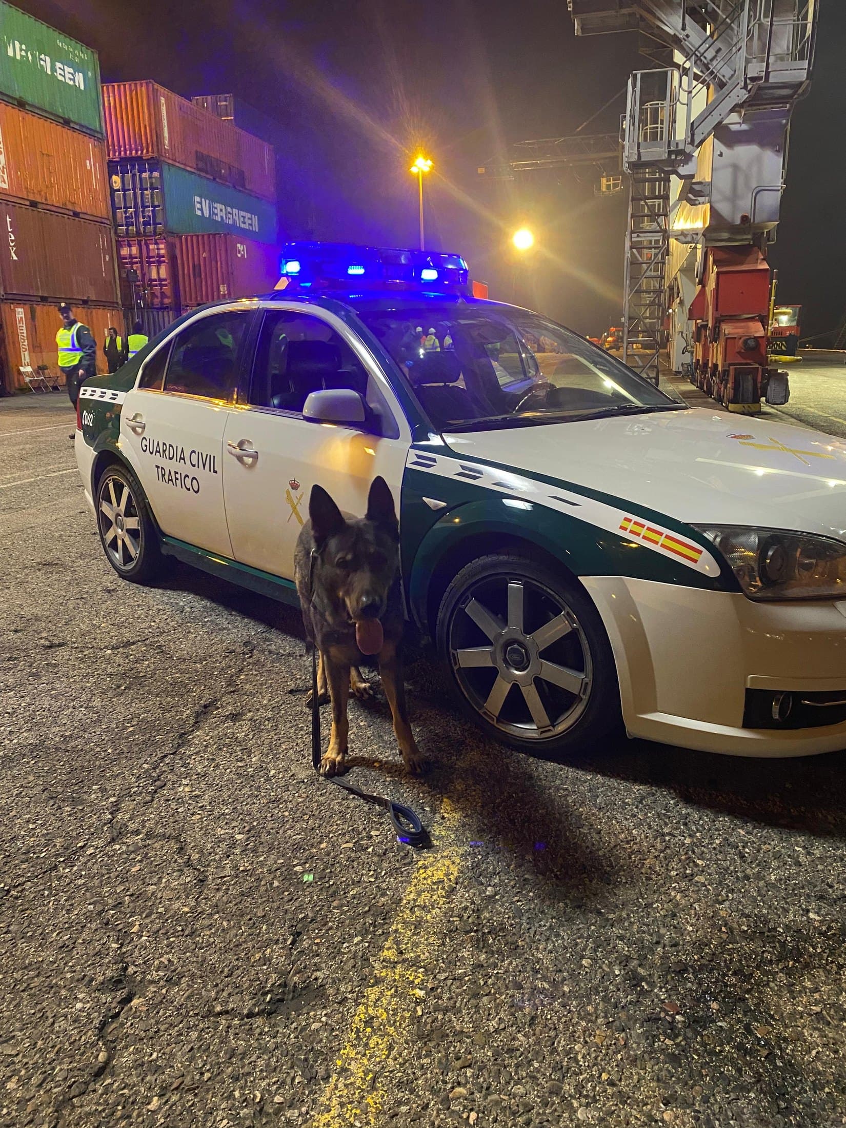 Danko al costat d'un cotxe de la Guàrdia Civil en el rodatge nocturn de Mano de hierro al port de Barcelona