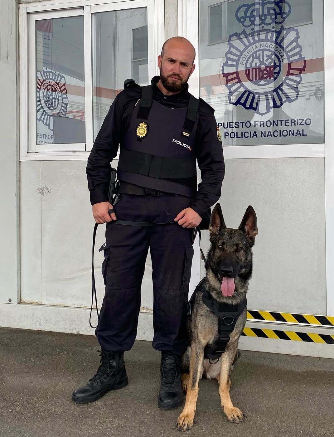 Nando Cañero caracteritzat de policia nacional amb Xena en el rodatge de Viaje de fin de curso: Mallorca