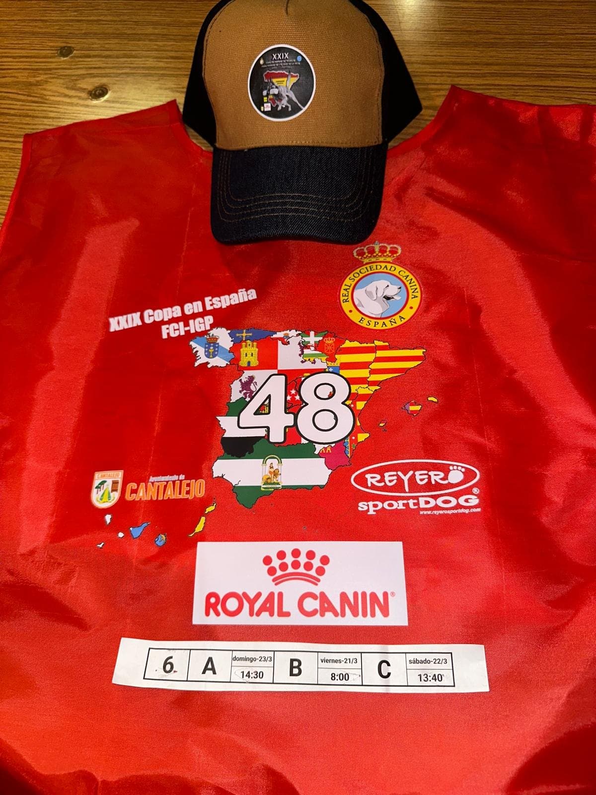Peto rojo con el dorsal 48 de la XXIX Copa de España FCI-IGP