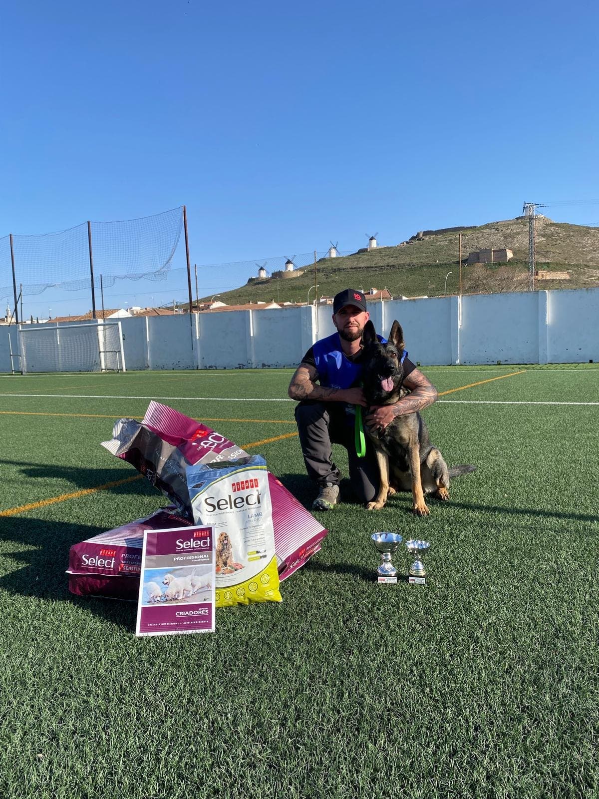 Nando Cañero y Xena con los trofeos y premios del Campeonato Nacional IGP de la SECPA 2025