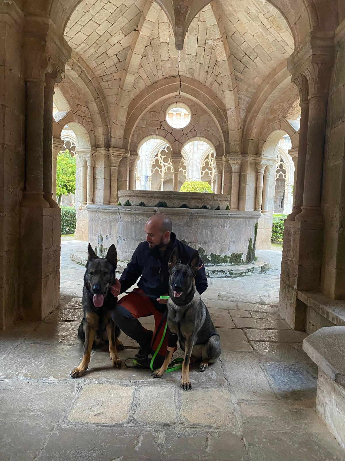 Nando Cañero con sus perros Danko y Xena